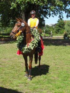 Astrid Ehler und Travling gewinnen in Kiel den Stilgeländeritt der KLasse A mit 9,0