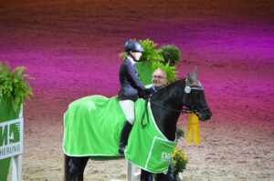 Heinrich Hermann Engemann gratuliert Larissa Bever auf Domspringer zum Sieg im LVM-Cup Springen