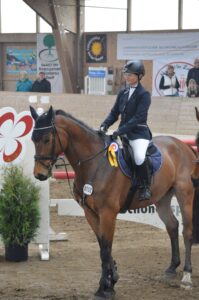Petra Rüder und "LAtigo" gewinnen beide M-Springen