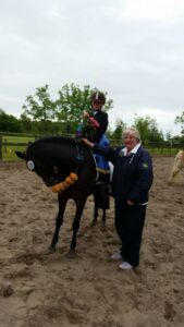 Vorstandsmitglied Marte Eichner gratuliert Jytte Lil Hviid zur Vereinsmeisterschaft LK 0