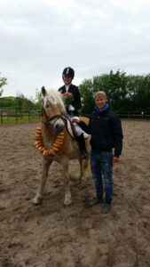 Sven Gero Hünicke vom Ponyhof Wallnau gratuliert Lina Woeste zur erfolgreichsten Reiterin vom Ponyhof Wallnau