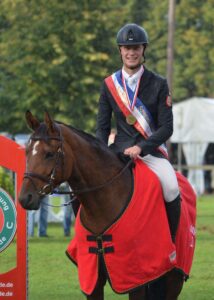 Landsmeister der Junioren Springreiter 2015 : Sven Gero Hünicke und "Sunshine Brown"