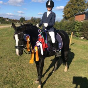 Rebecca Kraus holt in Sieversdorf drei Siege und vier weitere Schleifen