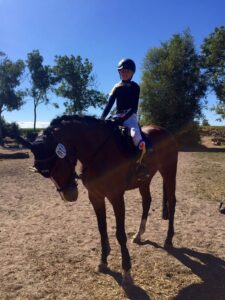 Die strahlende Siegerin im Geländereiter WB: Lene Störtrenbecker auf "Fandango"