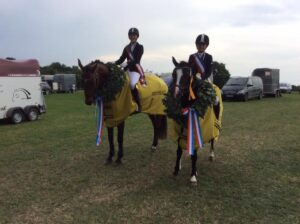 Sarah Kraus auf "Herrich" (links) - Goldmedaille Springe LK 6 Pferde Rechts Rebecca Kraus auf "Cookie" - Goldmedaille Springen LK 6 Ponies