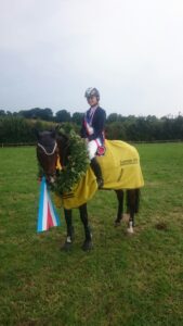 Goldmedaille im Springen LK 5 : Enna Weilandt auf Quizmaster